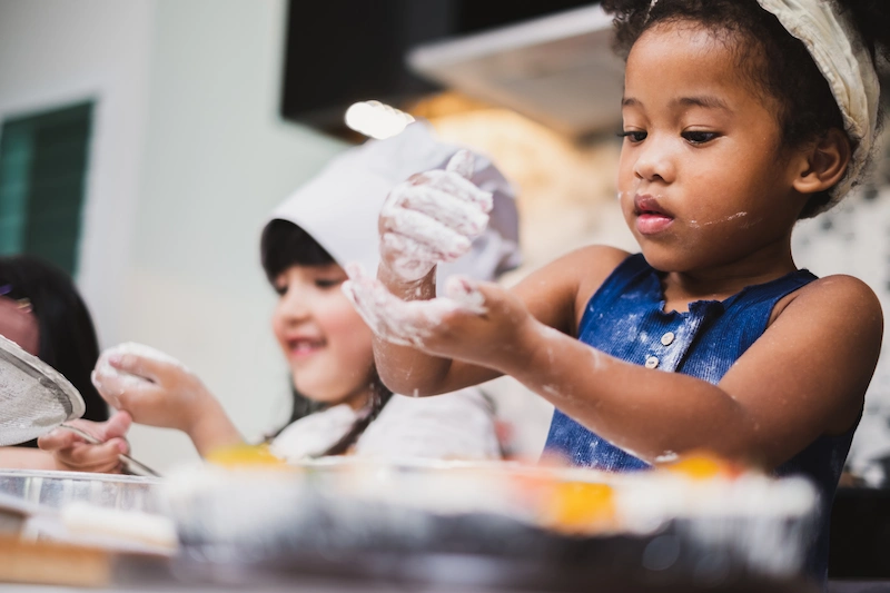 menina em aula de gastronomia