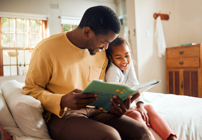 pai e filha lendo um livro