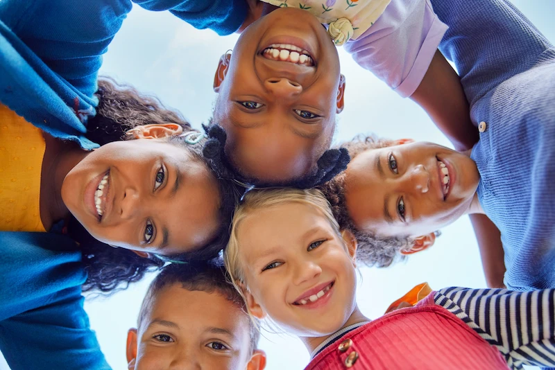 criancas abracadas sorrindo para a foto