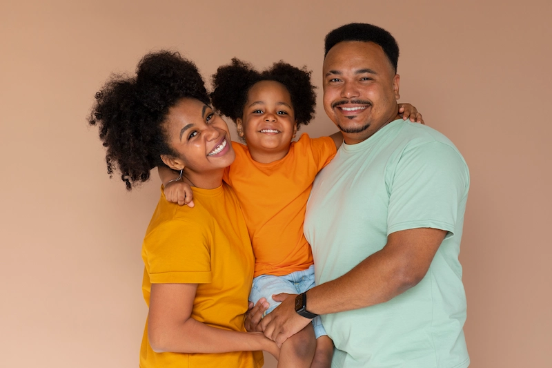 pai e mae e filha sorrindo felizes