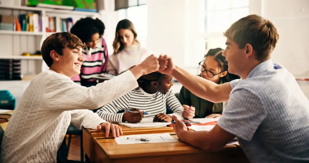 alunos trabalhando em equipe