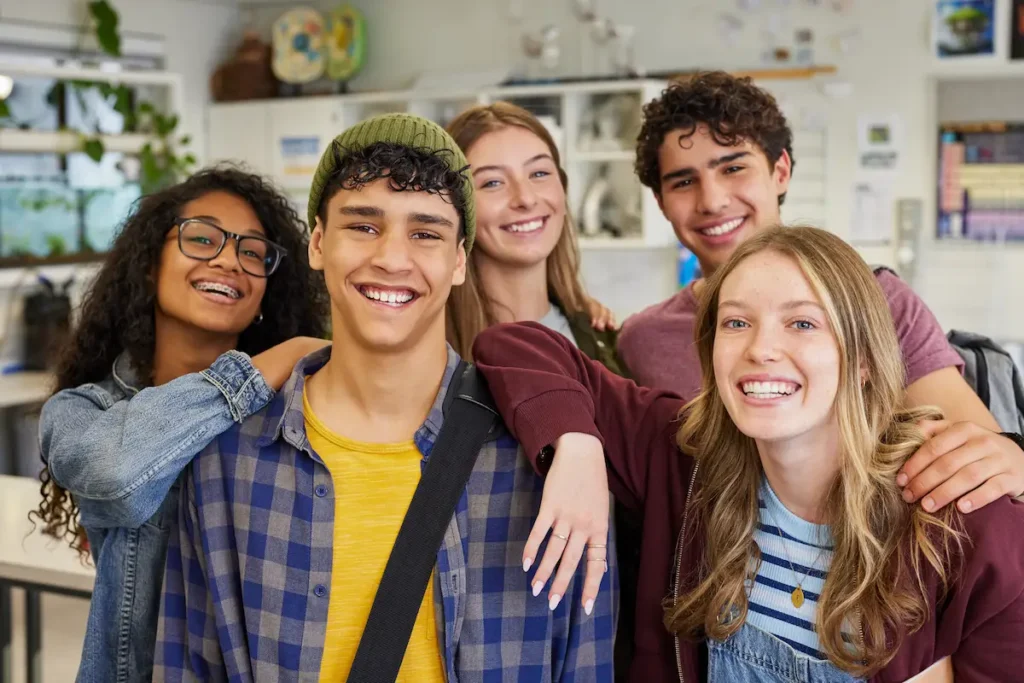 grupo de adolescentes em sala de aula sorrindo
